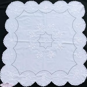 Hímzett terítő fehérrel kalocsai mintás luggalt 85x85 cm