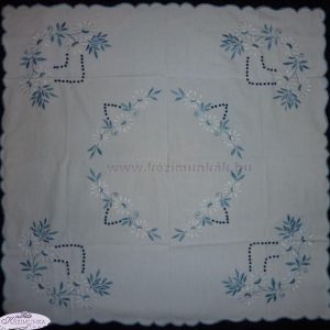 Hímzett terítő margarétás luggalt kék 85x85 cm