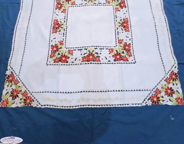 Géppel hímzett terítő fehér margarettás 85x35 cm