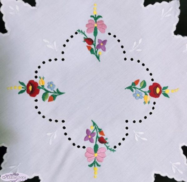 Hímzett terítő kalocsai fehér kör 40 cm