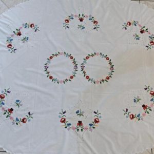 Hímzett nagyterítő kalocsai ovális luggalt horgolt 185x145 cm