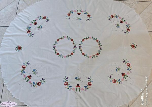 Hímzett nagyterítő kalocsai ovális luggalt horgolt 185x145 cm