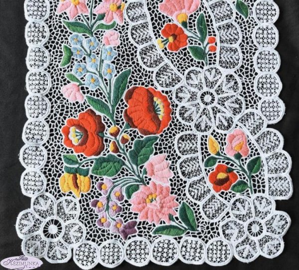 Riselt hímzett áttört terítő 82x32 cm
