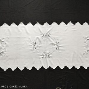 Hímzett nagy terítő fehér komlói 140x60cm