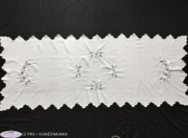 Hímzett nagy terítő fehér komlói 140x60cm