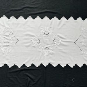 Hímzett nagyfutó fehér luggalt 150x60 cm