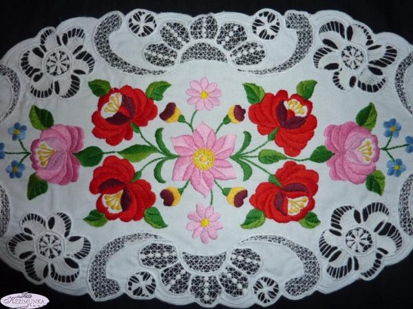 Riselt félig áttört terítő kalocsai pávaszemes 55x29cm