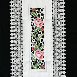 Géppel hímzett terítő fehér mályva pipacsos 85x35cm