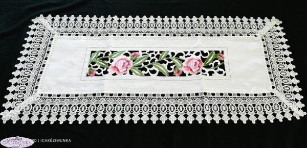 Géppel hímzett terítő fehér mályva pipacsos 85x35cm