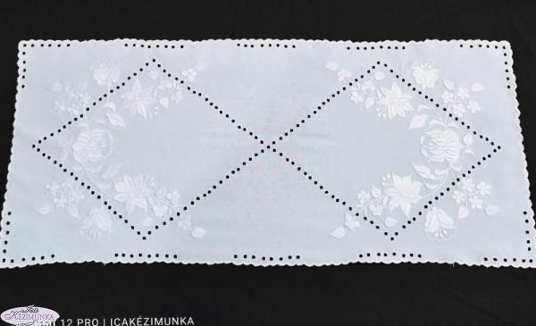 Fehér futó kalocsai hímzett mintával luggalt 85x35cm