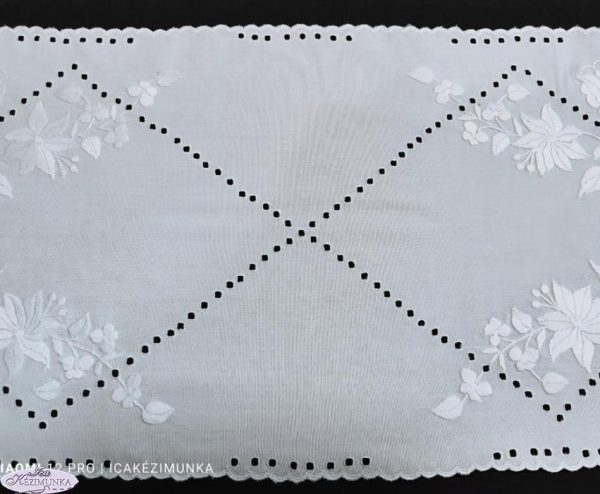 Fehér futó kalocsai hímzett mintával luggalt 85x35cm