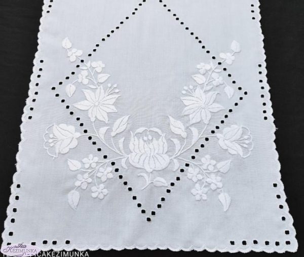 Fehér futó kalocsai hímzett mintával luggalt 85x35cm