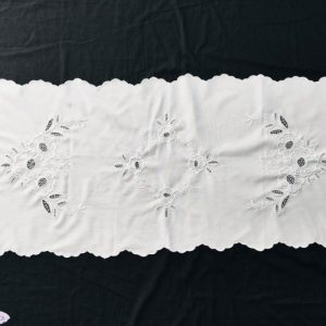 Hímzett nagyfutó fehér riselt110x50 cm