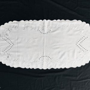 Hímzett nagyfutó fehér luggalt margarettás 110x45cm