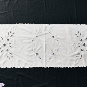 Hímzett nagyfutó fehér riselt 110x45 cm