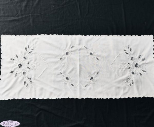 Hímzett nagyfutó fehér riselt 110x45 cm