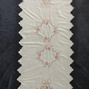 Hímzett nagyfutó drapp luggalt 150x60 cm