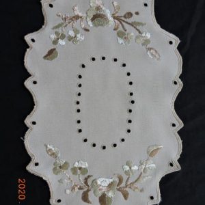 Hímzett terítő drapp 30x20 cm